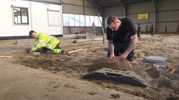 CooperatieWiZ's tweet photo. Oefening baart kunst! #Teamwork #metenisweten #concentratie @KlinkNijlandGWW @deltion_infra4 https://t.co/PnehHsOYhS