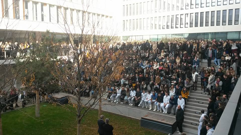 UniversiteLyon's tweet photo. #UniversiteDebout #minutedesilence avec les personnels et étudiants de l'IUT Lyon 3, du CROUS et de l'UdL https://t.co/FR8lHxJK06