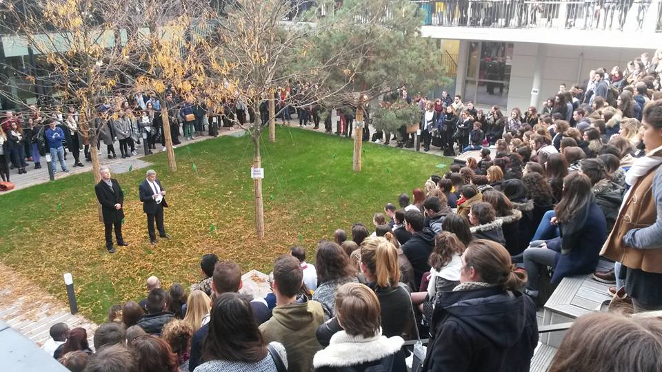 UniversiteLyon's tweet photo. #UniversiteDebout #minutedesilence avec les personnels et étudiants de l'IUT Lyon 3, du CROUS et de l'UdL https://t.co/FR8lHxJK06