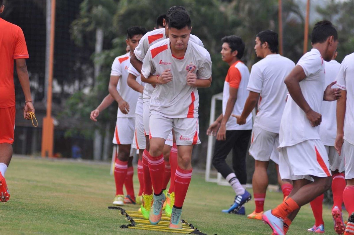 Ramaramses's tweet photo. work hard pray hard #persijajakarta #guepersija #forzapersija #jakmania https://t.co/7mvT0YH59E