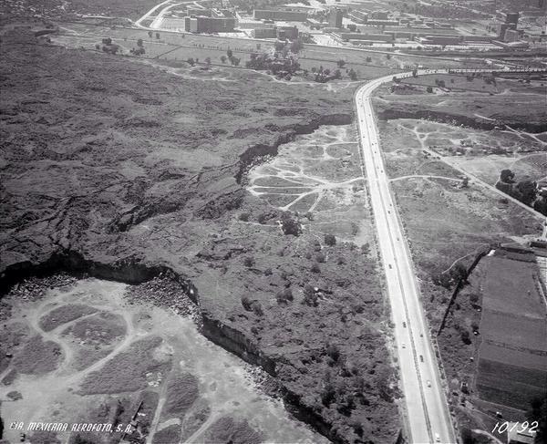 Foto aérea de la avenida Universidad en 1953, al fondo se observa Ciudad Universitaria...
