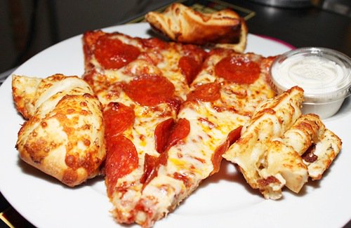 ImCravingFood's tweet photo. Pepperoni Pizza 🍕 https://t.co/SmDCJWsEXP