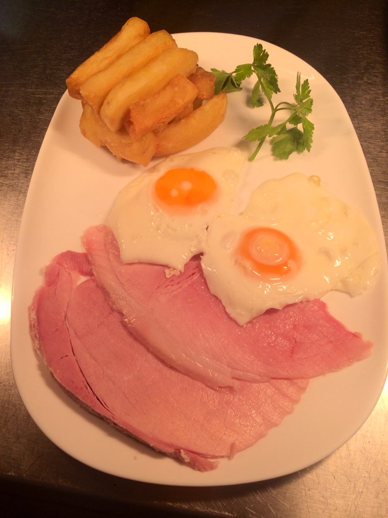 NewsAlertsUK's tweet photo. Gammon Egg and Chips #OwlStyle #NewMenu https://t.co/FGMMiJ2xdt