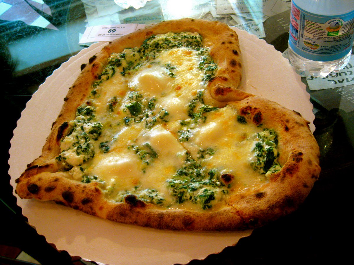 pizzerias's tweet photo. #Pizza con muzarella y albahaca. 
Y amor! ;-)
#love https://t.co/DiVIyiqHeH