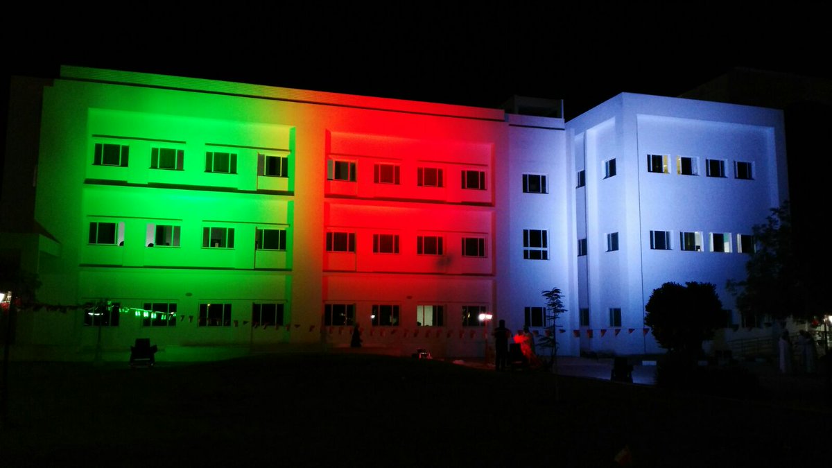 MEC_Oman's tweet photo. Middle East College lights up in Omani colors to celebrate Oman's #45th_National_Day https://t.co/pdbsL4dvKi