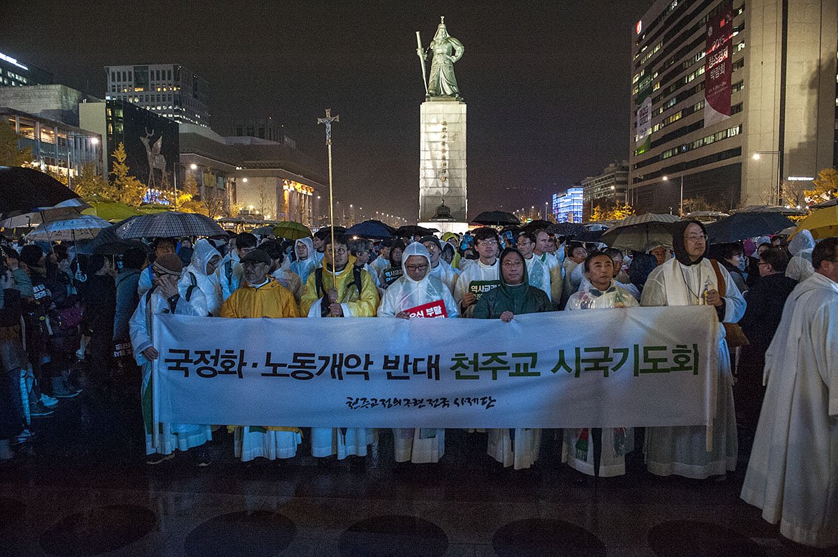 eastman21's tweet photo. 오늘 시국미사 이끌어주고 행진의 맨앞에 서주신 신부님들, 감사합니다 - https://t.co/fr9DnHet1j