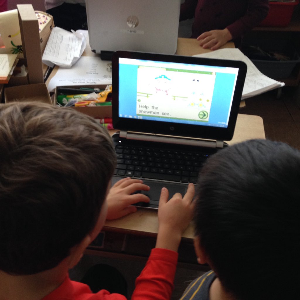 s_m077's tweet photo. Grade 2s and kindergartens working together on the computer! #Tdsb #computerbuddies https://t.co/FriFzsUUIB