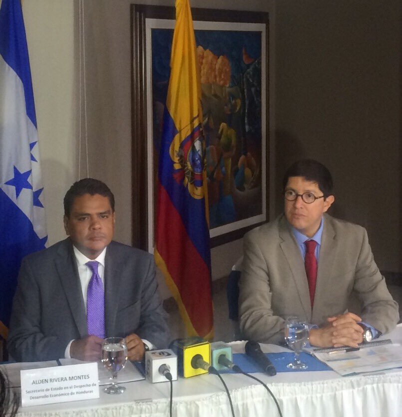 EmbajadaEcuHND's tweet photo. Firma del acuerdo marco entre #Ecuador y #Honduras para las negociones del acuerdo de #complementariedad #económica https://t.co/rzL1lFotQR