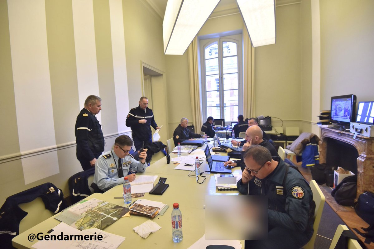 Gendarmerie's tweet photo. Gendarmes mobiles et gardes républicains engagés pour la sécurisation du #CongrèsVersailles https://t.co/CKzMNdr54r