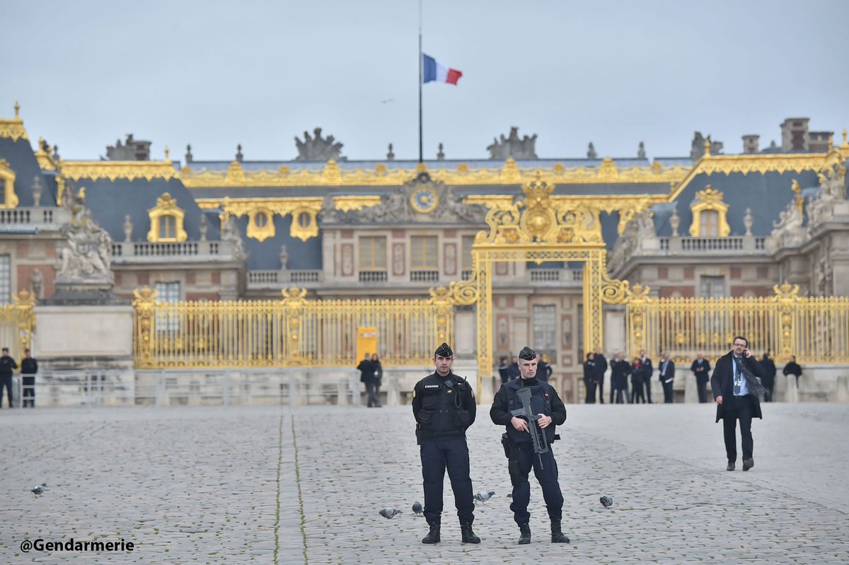 Gendarmerie's tweet photo. Gendarmes mobiles et gardes républicains engagés pour la sécurisation du #CongrèsVersailles https://t.co/CKzMNdr54r