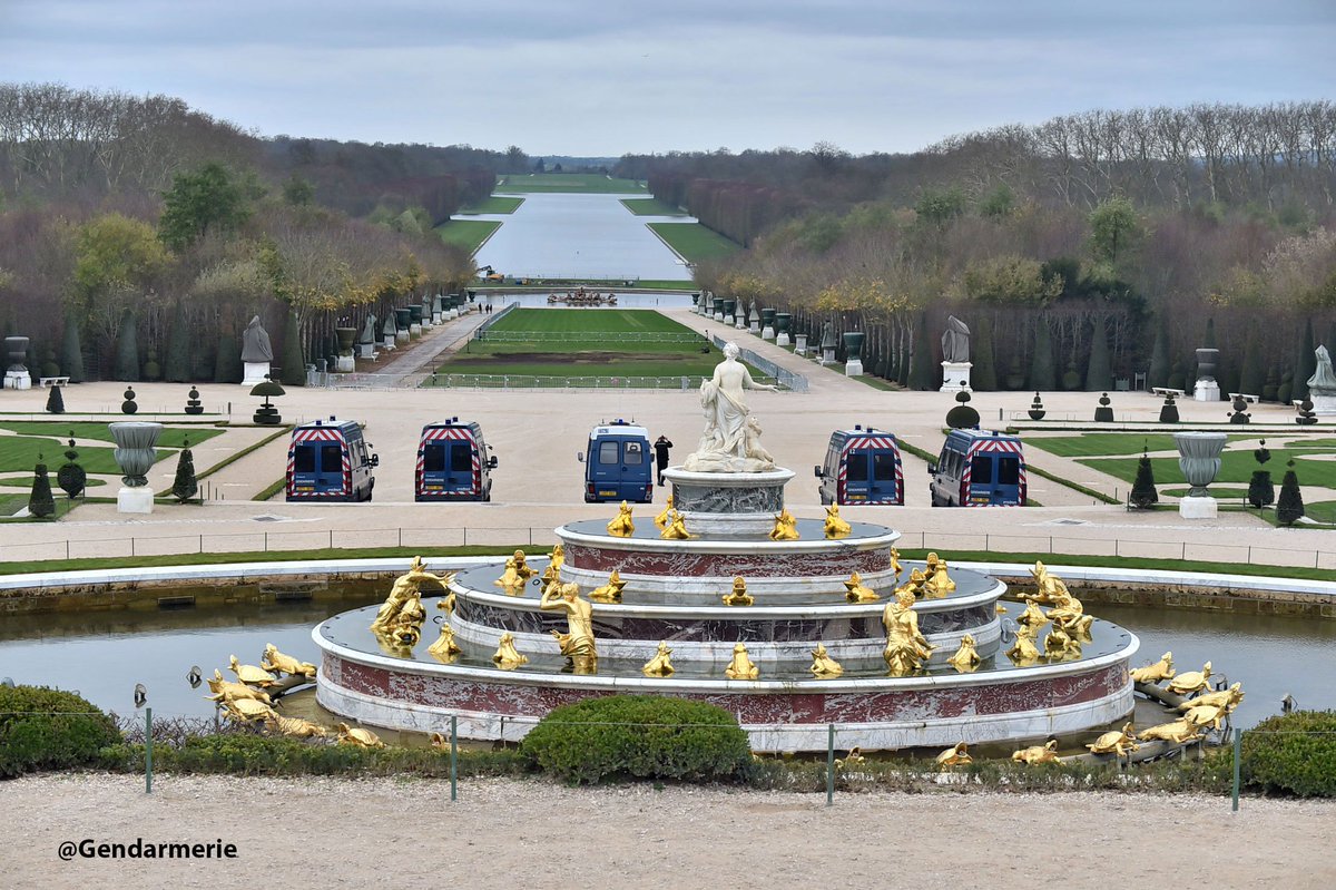 Gendarmerie's tweet photo. Gendarmes mobiles et gardes républicains engagés pour la sécurisation du #CongrèsVersailles https://t.co/CKzMNdr54r