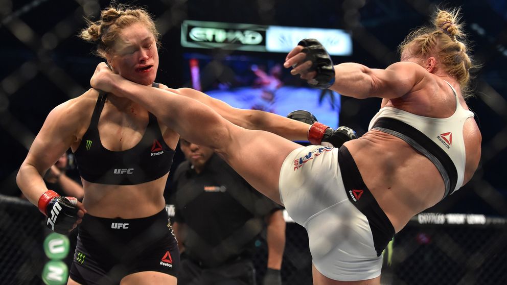 SVTSport's tweet photo. Första orden från @RondaRousey efter otäcka knocken. https://t.co/gsxLdB2AsR https://t.co/al4Q1yGsGp