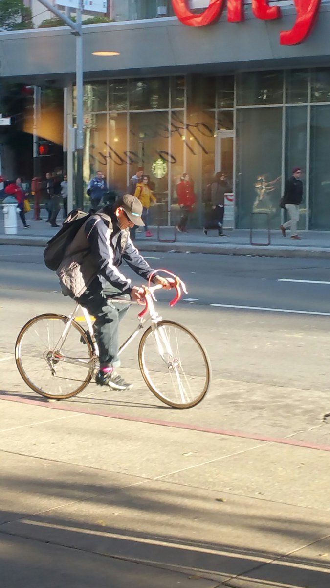 lynnieSF's tweet photo. @SFPD guy used battery powered angle grinder to steel bike at corner of 4th &amp; Mission.  Motorcycle cop in pursuit. https://t.co/OJnbeuZptk