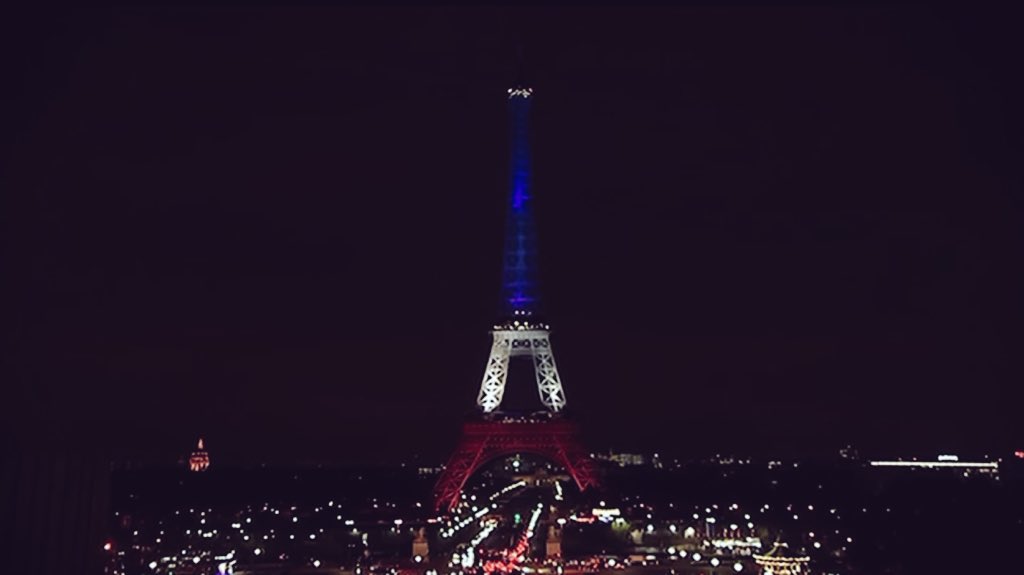 La Tour Eiffel s'illumine de bleu banc rouge et arbore la devise de Paris "Fluctuat nec mergitur" CT8s1AVXAAAvZh7