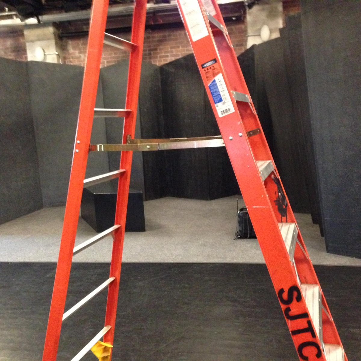EmmyAlcorn's tweet photo. Setting up #watchingglorydie @sjtheatre @MulgraveRoad https://t.co/MztwACGWxe