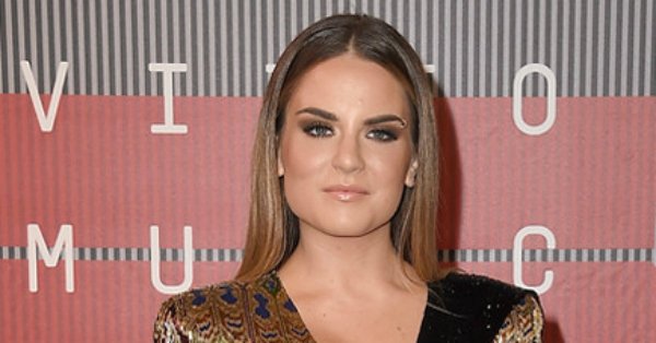 JoJo pays touching tribute to her late father, sings national anthem in his honor: eonli.ne/1Li4g1N