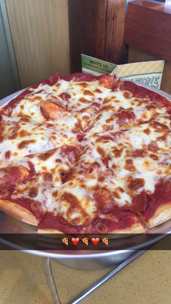 LitGawddess's tweet photo. @LaRosasPizza #iowagang in cincy โค๏ธ traditions https://t.co/ttTBFzl1mo