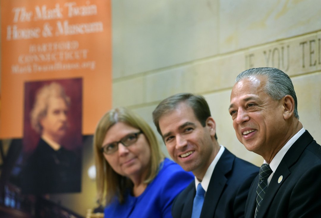 sddunn's tweet photo. 2 mayors, @HartfordMayor and Mayor-elect Bronin met @marktwain house today. @HtfdCityline @hartfordcourant https://t.co/6or58xcGJG