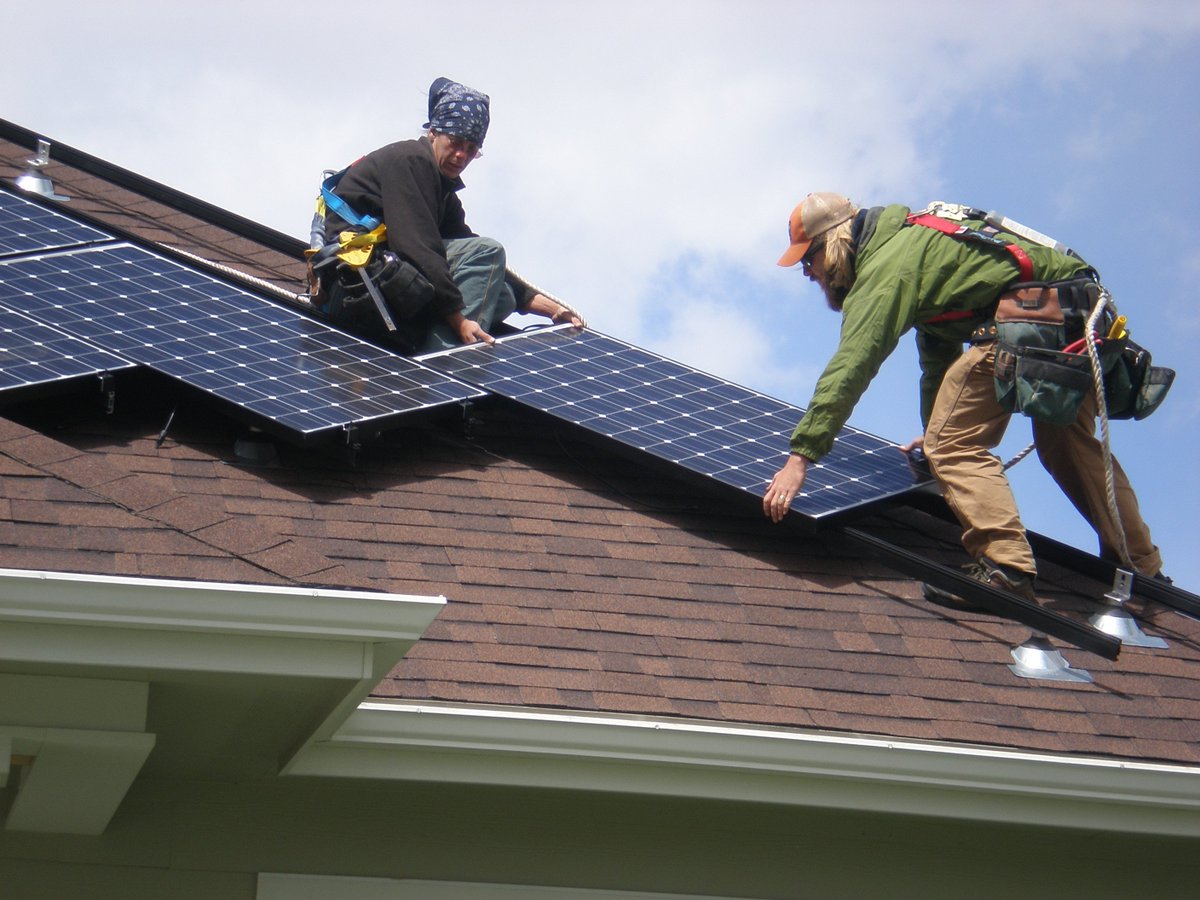 DOECMEI's tweet photo. BREAKING: buyers will pay premium for #solar homes, according to new @BerkeleyLab report. https://t.co/RVRCQ9UwY9 https://t.co/vQoNpFHiZl