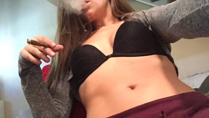 Sitting here chillin with my baby abs 😆💨 https://t.co/1JuVpICv8m<a href="/tag/pornomagic"class="tags"><span>#pornomagic</span></a>