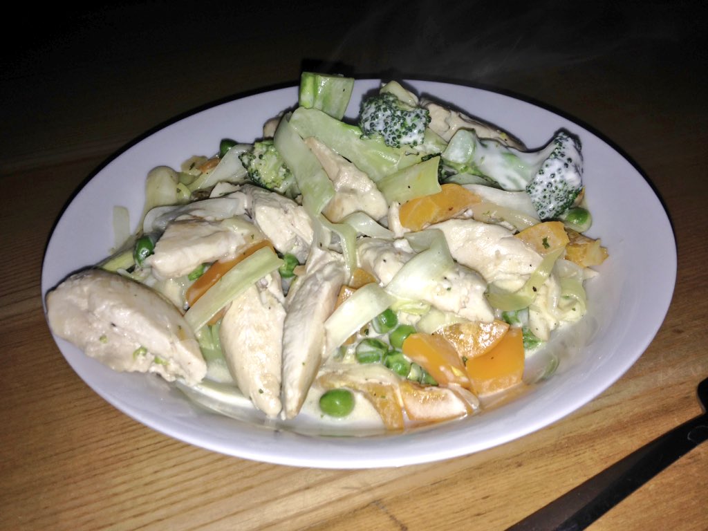 Chicken stir-fry & a spoon of low fat creme fraiche! #lowfat & full of flavour! #cleaneating #gym #operationreboot