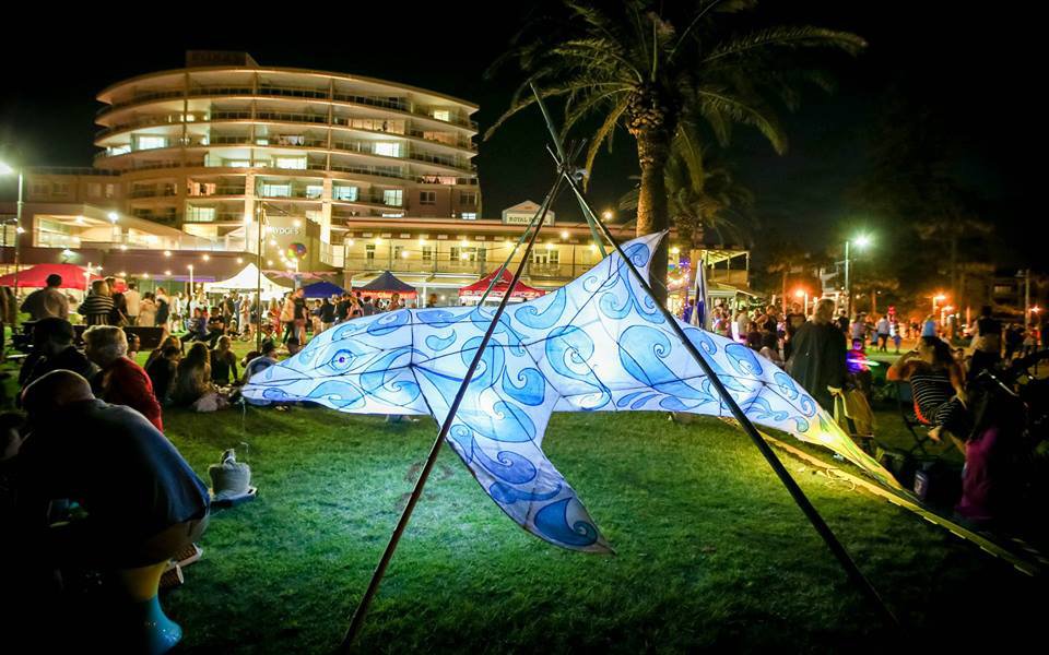 PMQTourism's tweet photo. Lanterns, lights & fire on the Town Green! #igniteyoursenses #firewaterharvest #ToH2015 #iloveportmacquarie https://t.co/M4ViuaAlIE