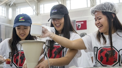 CarnegieMellon's tweet photo. ICYMI: One day, hundreds of hairnets &amp; thousands of meals as #CMUStopsHunger (VIDEO) https://t.co/bhdfFggQ5Y https://t.co/31h61bu9qB