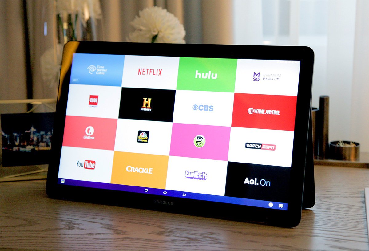 engadget's tweet photo. AT&amp;T will carry Samsung's ludicrously large Galaxy View on Friday https://t.co/0NNkcBf2XI https://t.co/YayPcNcqRU