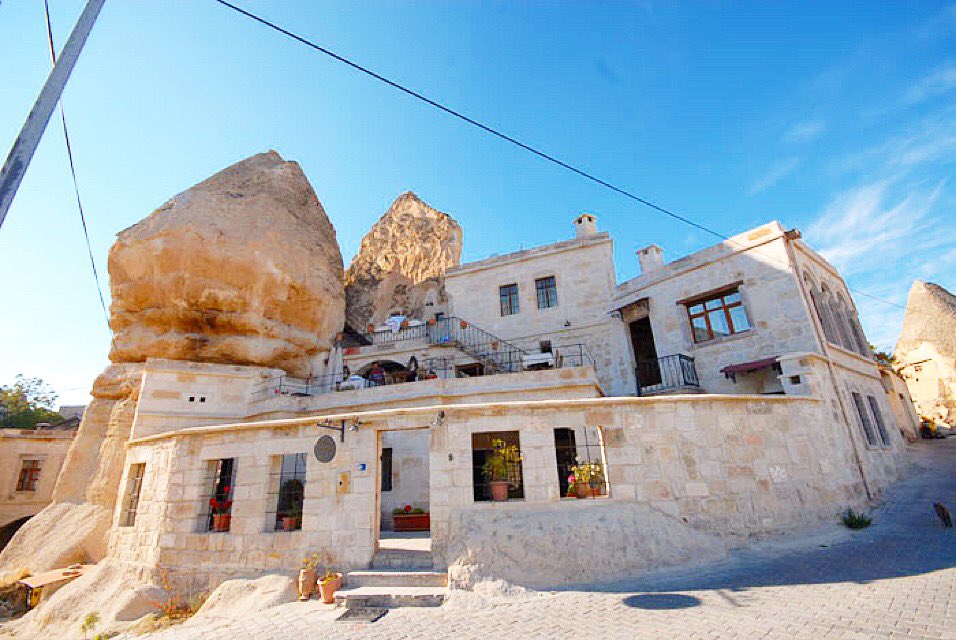 oteleonline's tweet photo. Kapadokya'nın kalbindeki butik otel, güzel manzaralı odalar ve yöresel lezzetler sunuyor. https://t.co/JnZnvacZKa https://t.co/MPeEnAsRSh