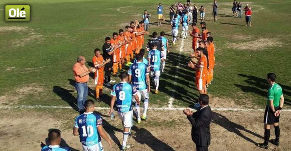 DiarioOle's tweet photo. Los jugadores de Berazategui le hicieron el pasillo de honor a San Telmo ▶ https://t.co/8HqmzNw4Af https://t.co/bWXjAcHVBn