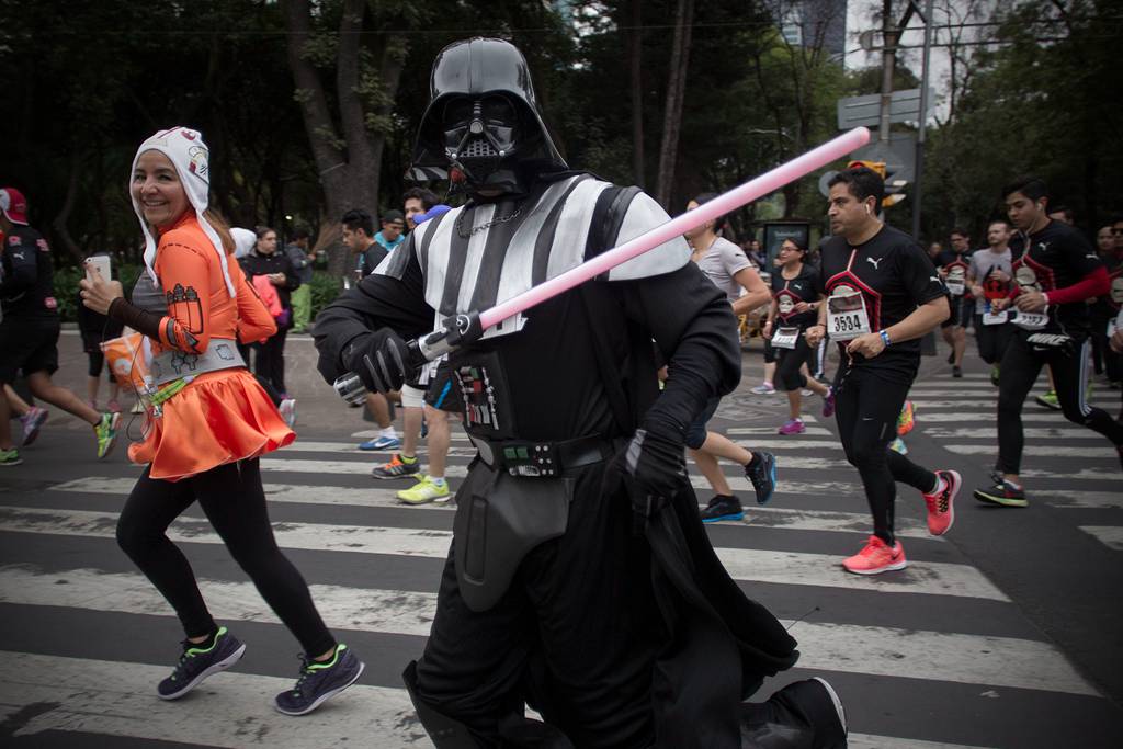 XHNews's tweet photo. 15,000 take part in "#StarWars Run" in Mexico city. Guess which character takes the lead! https://t.co/NdEiQ5Ypkc