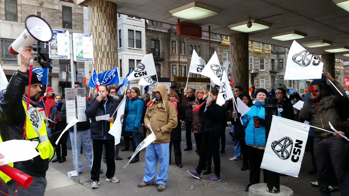 FSSSCSN's tweet photo. Belle mobilisation au CHUM : en grève pour nos services publics et mettre un terme à l'appauvrissement #frontcommun https://t.co/rxBXd5bqnJ