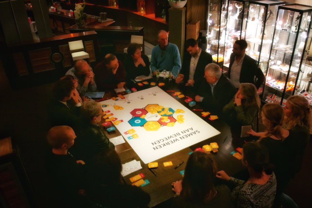 spillenbeen's tweet photo. De mannen van #SSNB spelen een spelletje met penningmeesters #pvhj https://t.co/LhuDFaAsHb