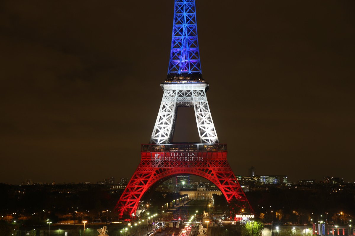 Anne_Hidalgo's tweet photo. La Tour Eiffel illuminée en bleu-blanc-rouge, ceinte de la devise de Paris #FluctuatNecMergitur https://t.co/WJQo54d4cu