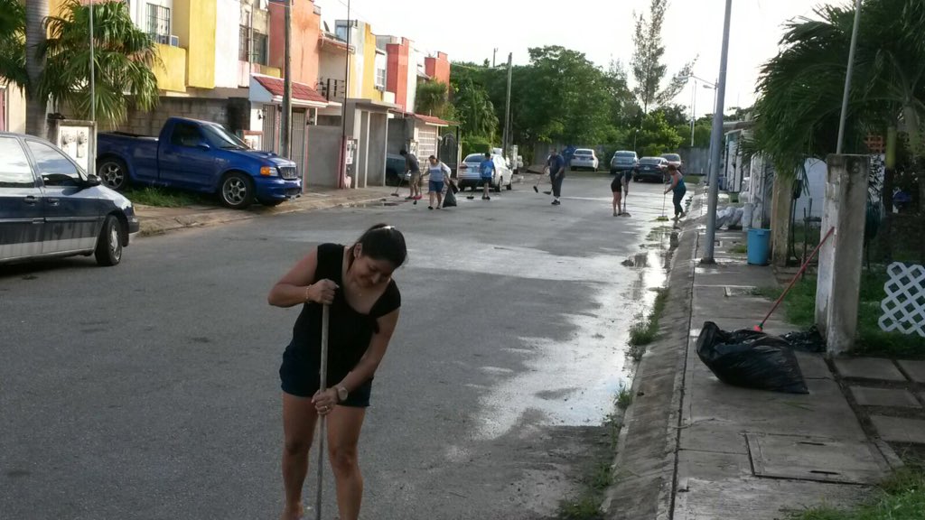 evajain's tweet photo. A Empezar la semana al 100%. a limpiar nuestra calle para una mejor imagen y evitar inundaciones 👌🔋👍🏻 https://t.co/DvokrGZAys