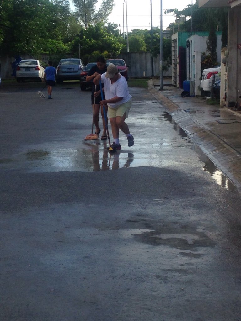 evajain's tweet photo. A Empezar la semana al 100%. a limpiar nuestra calle para una mejor imagen y evitar inundaciones 👌🔋👍🏻 https://t.co/DvokrGZAys