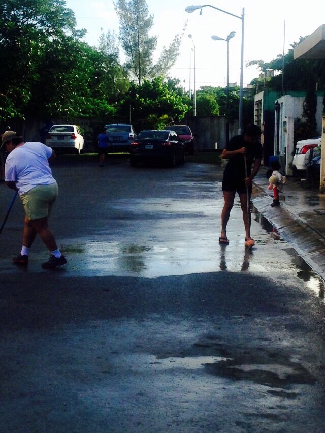 evajain's tweet photo. A Empezar la semana al 100%. a limpiar nuestra calle para una mejor imagen y evitar inundaciones 👌🔋👍🏻 https://t.co/DvokrGZAys