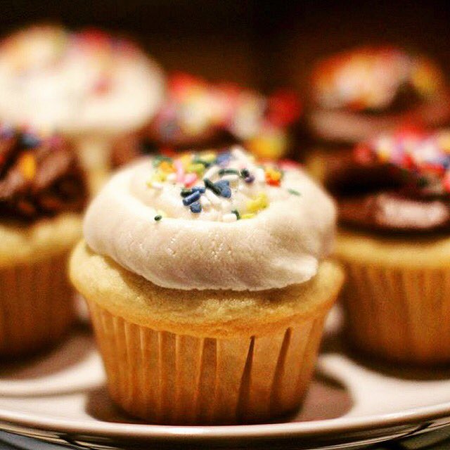 EatFrostd's tweet photo. .@MrsAmericanMade knows just how to wish a friend happy birthday: FROST'D & @Lillatweets cupcakes! #boulderlocal https://t.co/HqPRFQCZGk