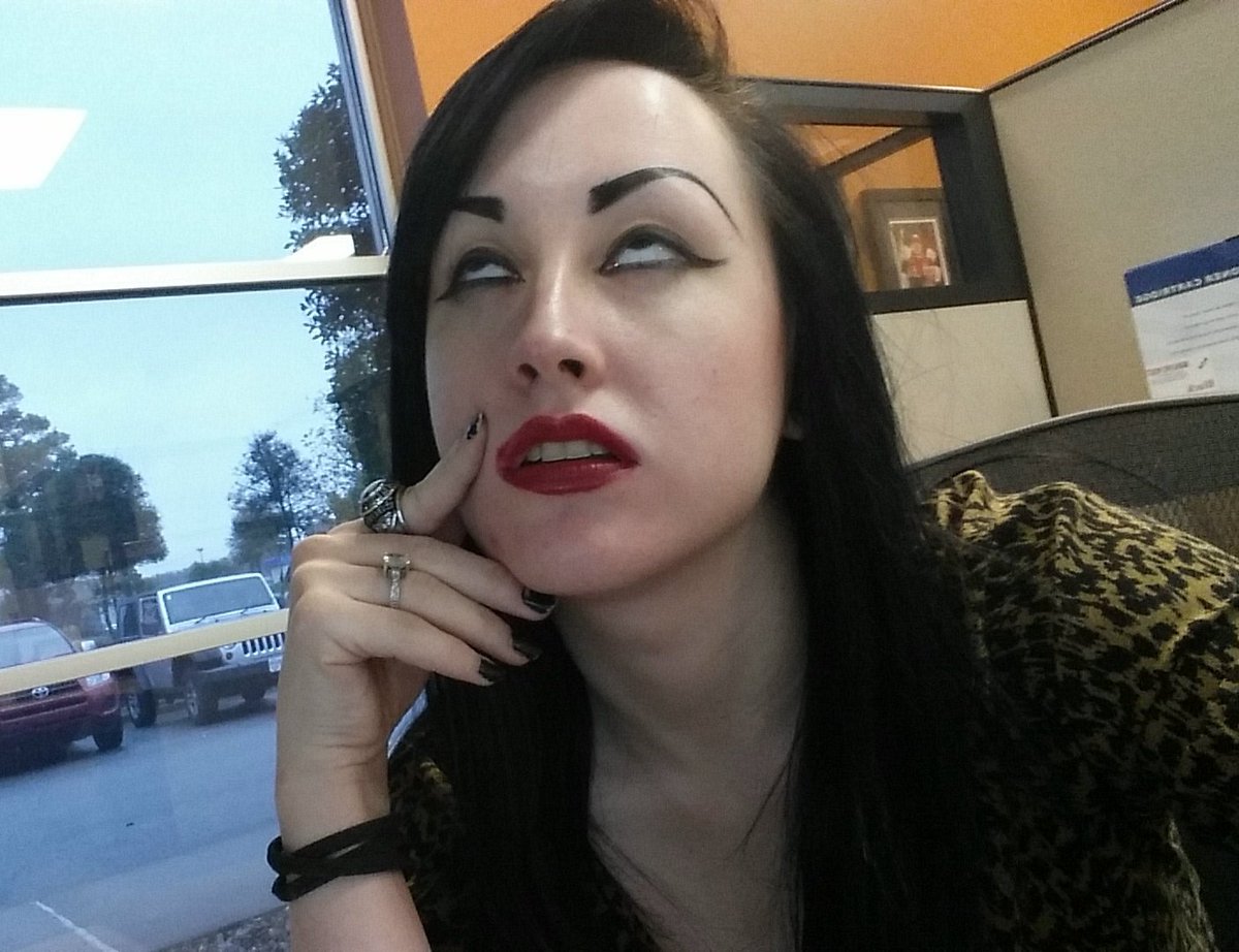 Dagger_dance's tweet photo. Aye Monday #Monday #makeup #werk #CubicleQueen #OfficeCreep https://t.co/wA7DM4Nys1