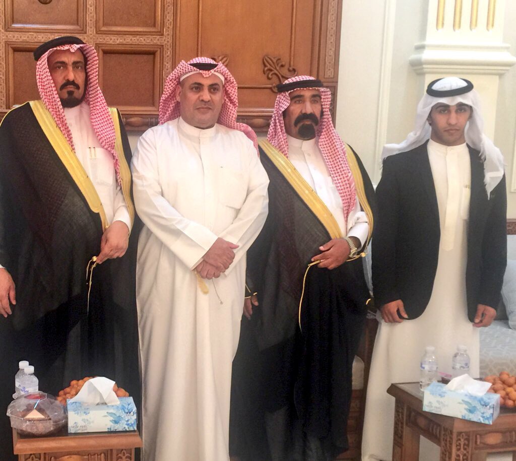 صورة عبدالعزيز ووالده الشيخ درزي هابس بن شطينه وابنه
ورجل الأعمال يوسف فريح الجدعان العلوي
والشيخ عبدالله بن عريعر