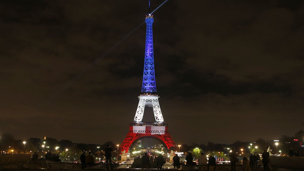 BhamUpdates's tweet photo. The Eiffel Tower lit up in the French Tricolour as a mark of respect to those affected by the Paris attacks. https://t.co/muDjvZSOCa
