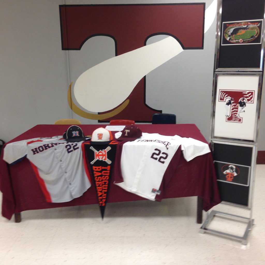 HammondPost3ALB's tweet photo. Deric's signing https://t.co/FDn4t1LMPv