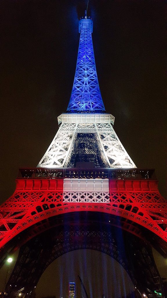 TattoosNy's tweet photo. La #TourEiffel devrait etre vêtu de 🔵⚪️🔴 pr toujours 🇫🇷 https://t.co/s4fOe4cYiF