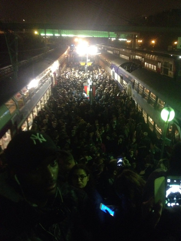 SingeBoonobo's tweet image. Choisy-le-roi , Val de Marne le Lundi 16 Novembre 2015 #irréaliste #zbeul #94 @RERC_SNCF