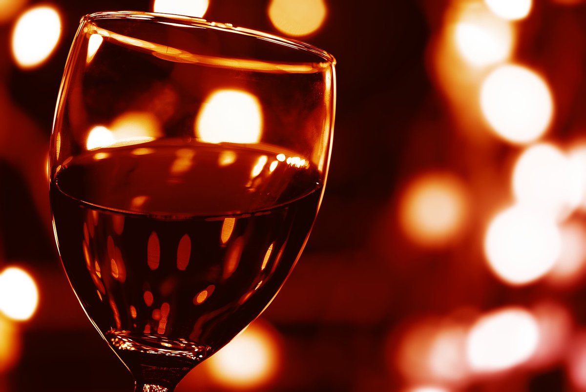 WineYum's tweet photo. Three cheers for the #Christmas #Wine https://t.co/HRUQZ0g8An