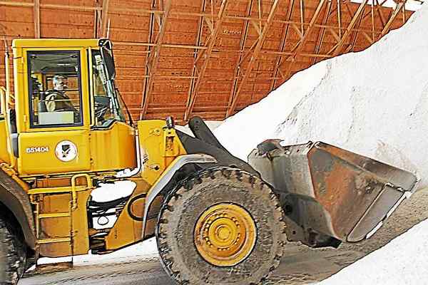 macombdaily's tweet photo. County #road crews stocked with salt with the approach of #winter https://t.co/KH2TVm4J5Q https://t.co/g1qsD6VRIW