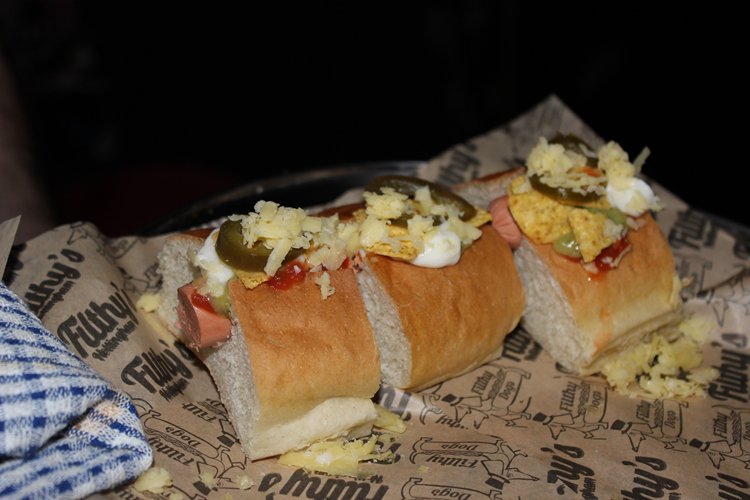 pearliepumpkin's tweet photo. Such a good night at .@Filthy_Dogs_ https://t.co/ePpWyV7sTO #hotdogs #foodie #fdblogger #drinks #filthy #press https://t.co/vWLkViMkPE