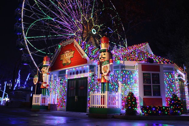 SFGrAdventure's tweet image. #HolidayinthePark open Friday-Sunday, Nov. 27-29! Bring the family for holiday thrills!
