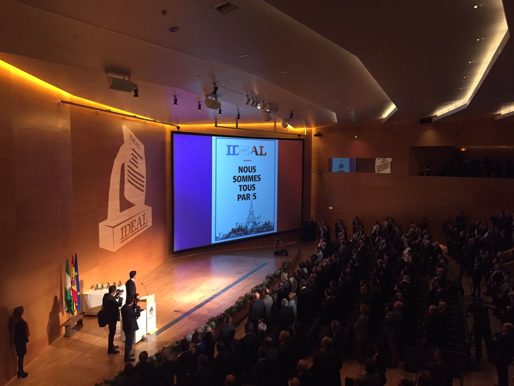 MancomunidadB's tweet photo. Comienza la gala #IDEALES con un emotivo minuto de silencio en memoria de más víctimas de París @ideal_granada https://t.co/SrG05uI7ON