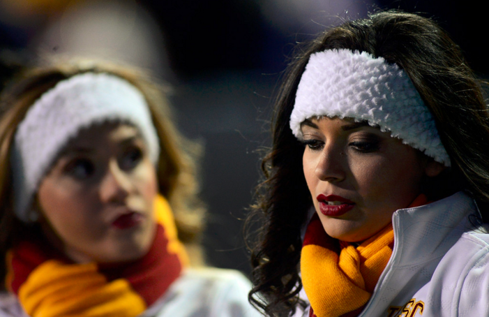 InsideUSC's tweet photo. #USC picture of the day: Song girls on chilly night in Colorado via Cliff Grassmick of Boulder Daily Camera https://t.co/blzJY0FP1r